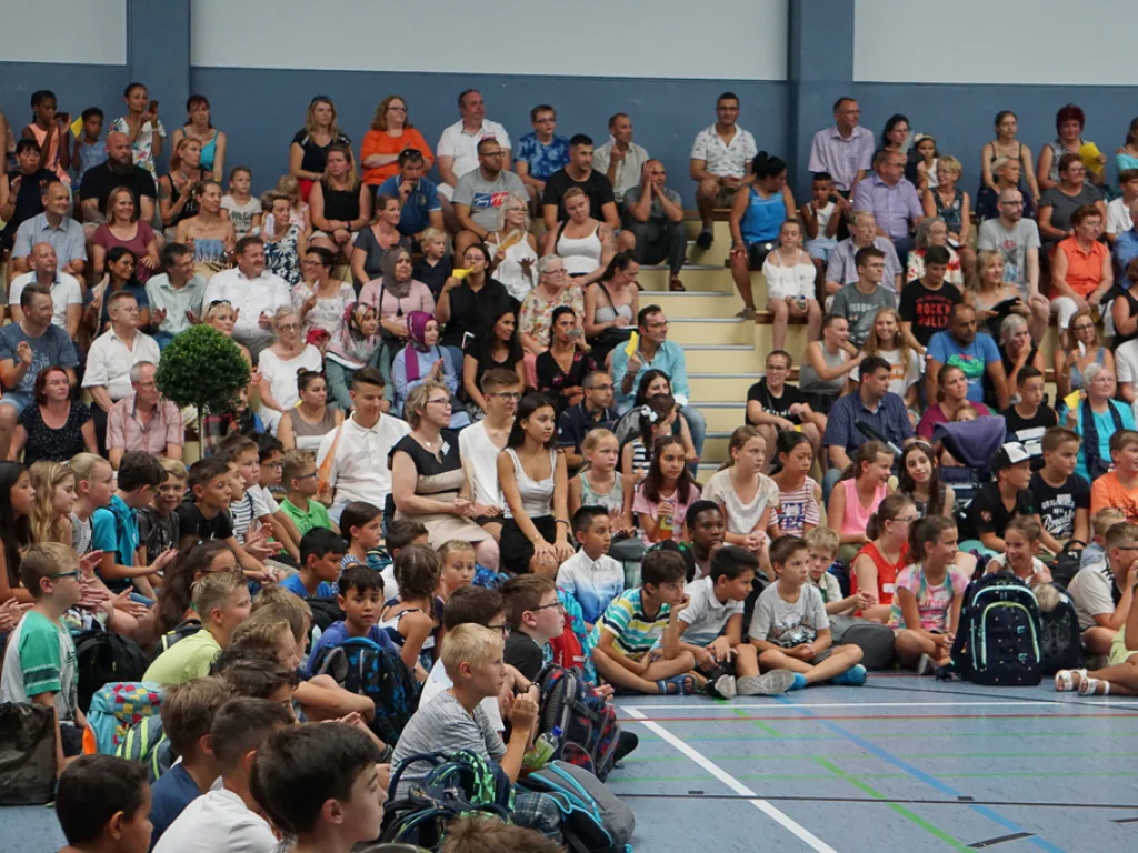 Blick über das Publikum in der Halle.